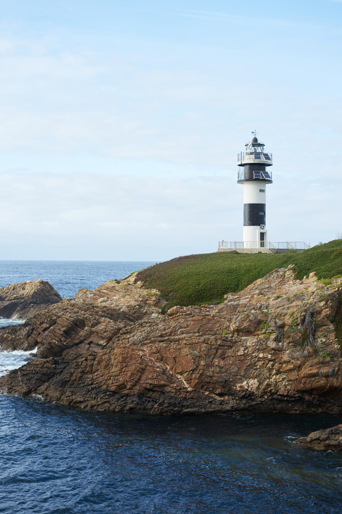 Faro sobre acantilado junto al mar